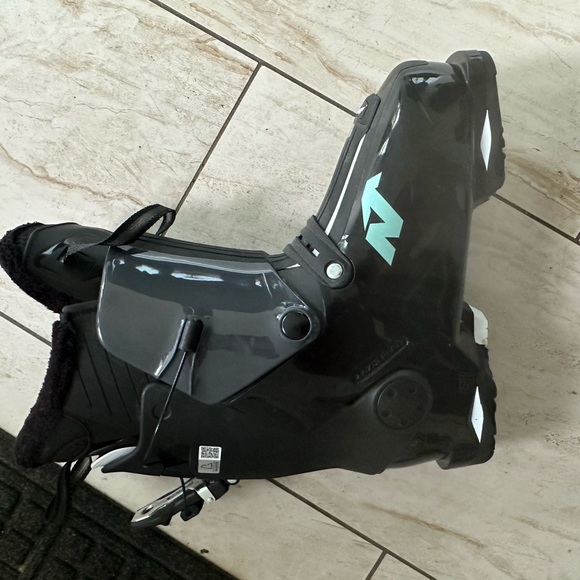 Top NOTCH Womans ski set up!! practically new bought jan2024!! Max 28hrs of use - Picture 8 of 16